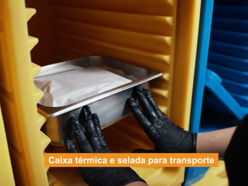 Refeições sendo acondicionadas em caixas térmicas